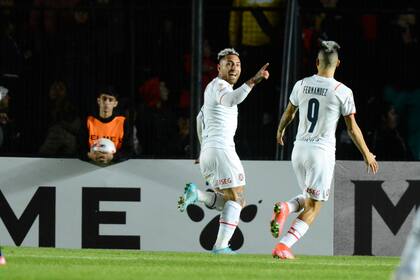 Damián Batallini celebra su gol con quien lo asistió: Leandro Fernández, la figura del Rojo