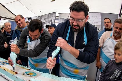 Damián Betular, nacido en Dolores, es el embajador de la Fiesta de la Torta Argentina