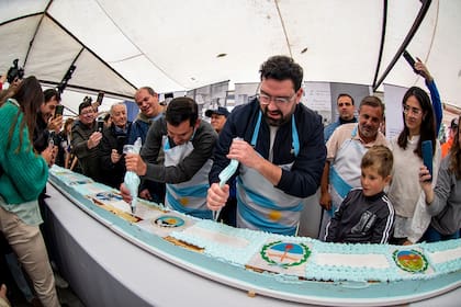 Damián Betular, nacido en Dolores, es el embajador de la Fiesta de la Torta Argentina