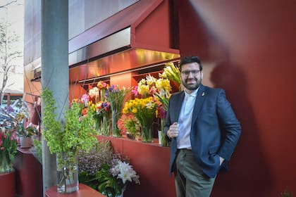 Damián Betular posa para la foto en la florería que forma parte del local, y que se encuentra justo en el ingreso