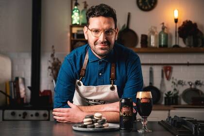 Damián Betularo con sus macarons de cerveza y chocolate blanco y negro hechos con Stella Artois Noir.