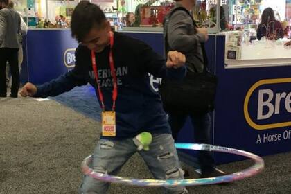 Damian Camarillo prueba un nuevo hula hoop