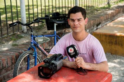 Damián Céliz se las arregla con lo mínimo para las coberturas periodísticas: llega en bicicleta con una cámara, un micrófono y su celular