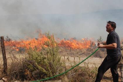 Hace dos años, a Damián de Santo no lo quedó otra que agarrar lo que tenía a mano para evitar que el fuego de la zona llegara hasta sus cabañas en Villa Giardino