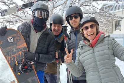 Damián de Santo y su esposa Vanina Bilous junto a sus dos hijos en la nieve