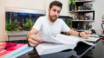 Damián Enrico preparándose para el GMAT, un examen internacional muy complicado