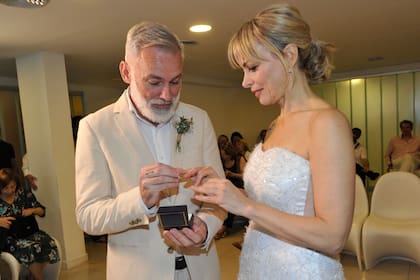 Damián Giorgiutti y Caramelito Carrizo y el esperado momento del intercambio de las alianzas