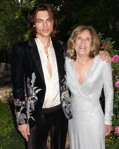 Damian Hurley junto a su abuela Angela