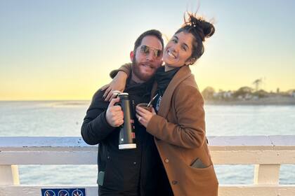 Damián junto a su esposa, una argentina que conoció en California.