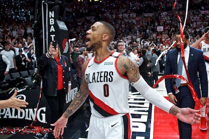 Damián Lillard, autor de un bombazo de mitad de cancha