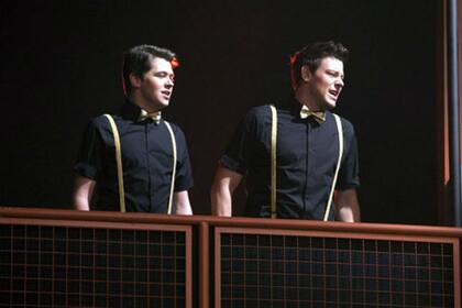 Damian McGinty junto a Cory Monteith en una escena de Glee