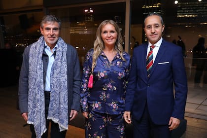 Damián Pozzoli, director del Banco Macro, Bárbara Bengolea, de Colección Amalita, y Fares Yassir, embajador de Marruecos
