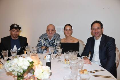 Damián Romero, Laurencio Adot, Camila Romano y su marido, Jaime.
