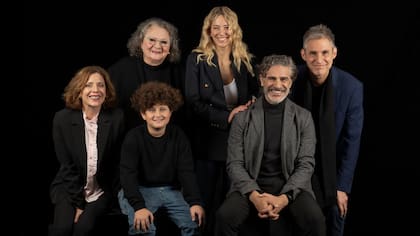 Damián Szifron junto al elenco de El sobrino, su nuevo film