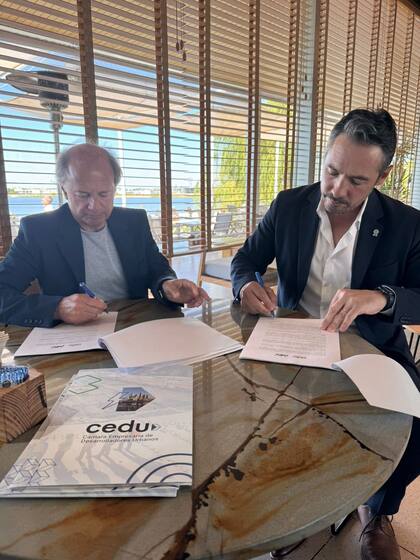 Damián Tabakman, de CEDU y Carlos Spina, de AEV, firman el memorándum que da inicio a una nueva etapa en la representatividad del sector
