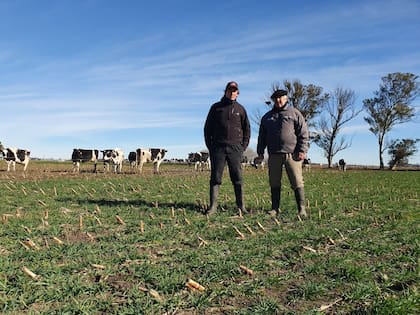 Damián y Jorge González en su establecimiento en Tandil