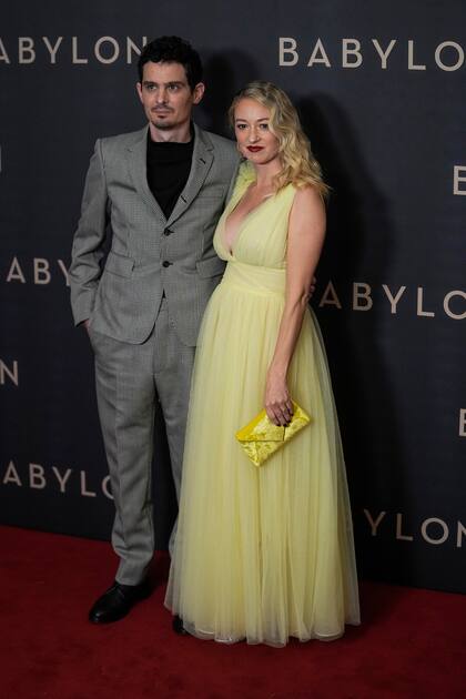 Damien Chazelle estuvo acompañado por su esposa, la productora Olivia Hamilton. Mientras él eligió un traje gris que combinó con camisa negra, ella apostó al color con un deslumbrante diseño de gasa en tono amarillo 