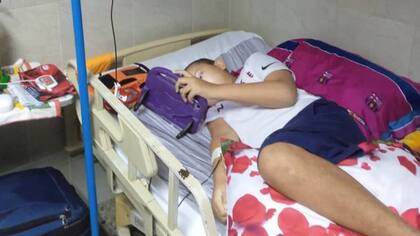 Damir Ortíz en su camilla de hospital, en Cuba