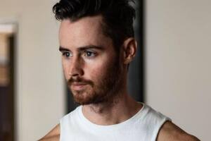 Dan Benson, conocido por su papel de Zeke en Los hechiceros de Waverly Place