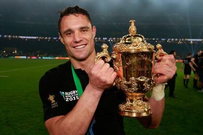 Dan Carter con la copa del mundo que ganó en 2015 con los All Blacks