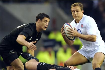 Frente al inglés Jonny Wilkinson, otro 10 talentoso, gran pateador y campeón del mundo.