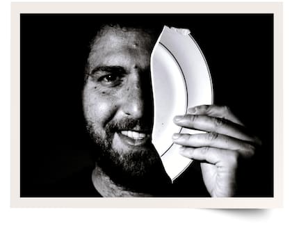 Dan Lande creó el proyecto La Ruta de las Bobes y que recorre Europa del Este dejando platos rotos para homenajear a abuelos y abuelas
