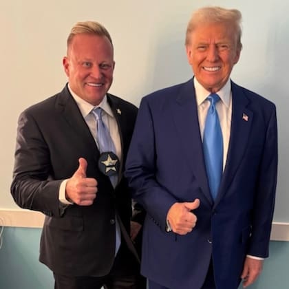 Dan Newlin y Donald Trump tienen una larga relación y en reiteradas veces demostraron su apoyo muto a través de las redes sociales y de pasados mitines