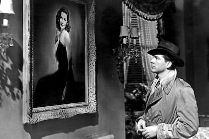 Dana Andrews observa el retrato de Laura (Gene Tierney) en el gran policial de Otto Preminger