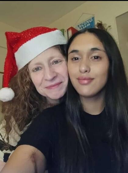 Dana junto a María, su madre