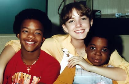 Dana Plato junto a Gary Coleman y a Todd Bridges, sus hermanos adoptivos en Blanco y Negro