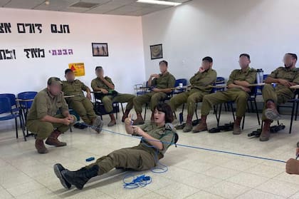 Dana, que en poco tiempo termina el servicio militar, es instructora de explosivos