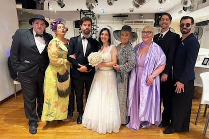 Dana y Gael, los novios, junto con las madres, la bobe y los padres