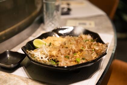 Dancing Pad Thai de Tailandia: Salteado de langostinos con fideos de arroz, brotes de soja y vegetales, rociado con jugo de lima, maní y cilantro, coronado con katsuobushi movedizo. (Opción vegetariana: Tofu)
