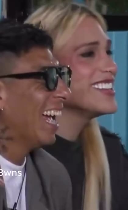 Danelik y Brian se ríen juntos en la casa