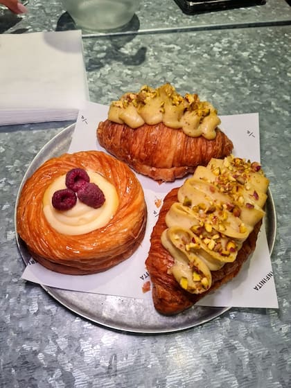 Danesa de frambuesa y croissants rellenos de frangipane de pistacho y cubierto de chocolate blanco