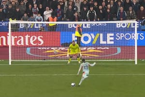 El delantero burkinés que picó un penal, lo falló y su equipo quedó afuera de la copa inglesa