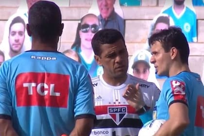 Dani Alves, de San Pablo, conversa con los árbitros mientras se decidía la suspensión del partido ante Goiás, el equipo afectado por el coronavirus