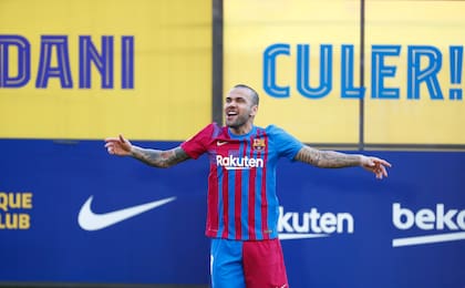 Dani Alves es nuevamente jugador del FC Barcelona