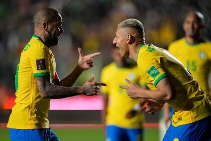 Dani Alves y Richarlison festejando un gol ante Bolivia por la última fecha de las Eliminatorias Sudamericanas