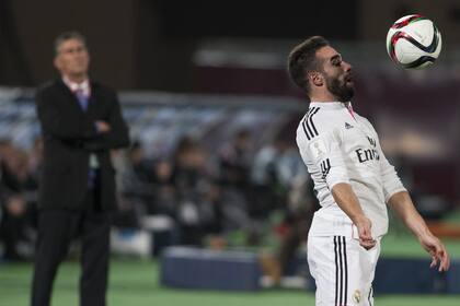 Dani Carvajal domina el balón; Real Madrid fue muy superior al San Lorenzo de Edgardo Bauza.