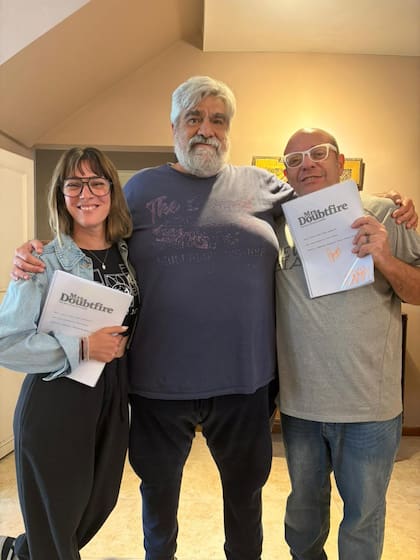 Dani La Chepi y Campi, junto a Ariel Del Mastro, en los ensayo de Papá por siempre