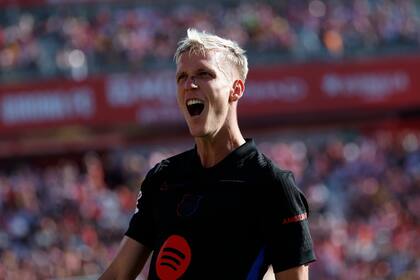 Dani Olmo celebra uno de los oles que anotó para Barcelona en un 4-1 sobre Girona
