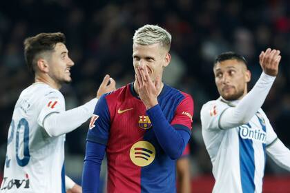 Dani Olmo, de Barcelona, quedaría "congelado" por esta medida de LaLiga (AP Foto/Joan Monfort)