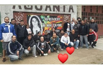 Los amigos de Daniel García, junto al mural que le hicieron en Machain 3573, frente a la Plaza Alberdi, donde se juntaban en la adolescencia. En la actualidad, ese mural fue tapado con pintura.