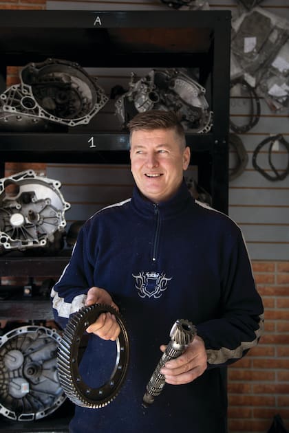 Daniel (50). Ocupación: Reparación y venta de cajas y diferenciales.
¿Qué es lo que más te gusta del oficio? “Me gustan los fierros y los engranajes, engrasarme las manos”.