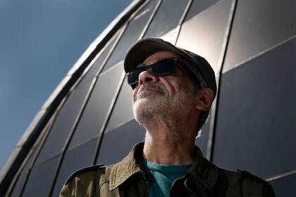 Daniel Melingo: "Por un lado me da un poco de pudor la retrospectiva, pero por otro lado me gana la alegría de poder mostrar en diferentes formatos mi obra autoral de más de cuarenta años"