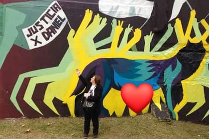 Liliana, junto al mural que decoraba la Plaza Daniel García. Hoy, todo es descuido y no quedan rastros de ese homenaje