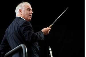 Daniel Barenboim reapareció en la Staatsoper de Berlín y dirigió sentado el concierto de Año Nuevo