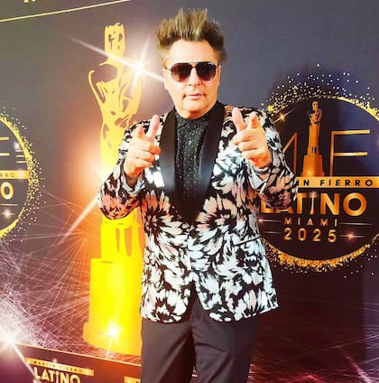Daniel Ambrosino jugó para los fotógrafos en la alfombra roja previa a la ceremonia. En cuanto a su look, eligió un saco estampado en blanco y negro con diseño floral que acompañó con lentes de sol y un peinado voluminoso