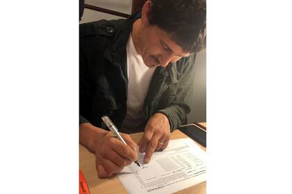 Daniel "Billy" Oyarzún al momento de firmar cómo precandidato a concejal por la ciudad de Zárate.